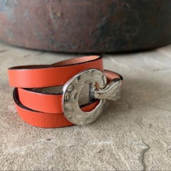 Women’s Triple Wrap Leather Bracelet - Picture 2 of 11